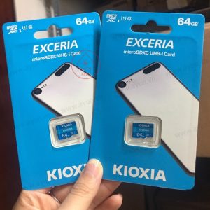 Thẻ nhớ microSD Kioxia 64GB Exceria C10 U1 LMEX1L064GG4 (Không Adapter) sở hữu vẻ ngoài siêu nhỏ gọn, đem lại không gian lưu trữ dữ liệu thoải mái. Đây là sản phẩm phù hợp với nhiều đối tượng với giá thành thấp, tính tiện dụng cao.Thiết kế bắt mắt, dung lượng 64GB
Sản phẩm thẻ nhớ microSD Kioxia 64GB Exceria C10 U1 LMEX1L064GG4 được thiết kế hết sức gọn và nhẹ, dễ dàng lắp đặt trong máy, vẻ ngoài màu xanh độc đáo, hiện đại, bắt mắt và nổi bật trong nhiều thiết bị khác nhau.