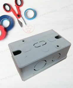 Đế âm tường Nano NA101 là một sản phẩm của công ty Điện Quang, được thiết kế để lắp đặt các ổ cắm, công tắc điện trên tường. Sản phẩm này có mặt 3 lỗ đơn chữ nhật, được làm từ chất liệu nhựa ABS chịu lực tốt và có khả năng chống cháy. Đế âm tường Nano NA101 được sử dụng để lắp đặt trong các công trình xây dựng, nhà ở, khu dân cư, văn phòng và các công trình công cộng khác. Với thiết kế nhỏ gọn và tiện lợi, sản phẩm này giúp tiết kiệm không gian và mang lại sự tiện dụng cho người sử dụng.
