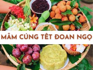 Chuẩn bị Mâm cúng Tết Đoan Ngọ gồm những gì? Theo truyền thống, mâm cúng ngày Tết Đoan Ngọ gồm các loại trái cây như vải, mận; rượu nếp, cơm rượu nếp, bánh gio (bánh ú tro, bánh tro)... Ngoài ra còn cần chuẩn bị hương, hoa, vàng mã tùy vào văn hóa, phong tục của từng miền. Mâm cúng Tết Đoan Ngọ cơ bản bao gồm: - Hương, hoa, vàng mã - Rượu nếp - Các loại hoa quả (mận, vải...) - Bánh tro, bánh ú, cơm rượu nếp - Xôi, chè Vải hay mận là loại quả gần như bắt buộc phải có trong mâm cúng.