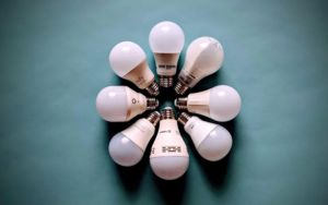 5 điều ạn cần lưuys khi mua bóng đèn led thông minh. Bóng đèn đã phát triển theo cấp số nhân trong những năm gần đây. Giờ đây, bạn có thể thay thế bóng đèn sợi đốt tiêu chuẩn của mình bằng nhiều giải pháp kết nối khác nhau trên điện thoại thông minh hoặc máy tính bảng. Một số sản phẩm còn có khả năng kết nối với đồng hồ thông minh hoặc vòng đeo tay thông minh, hỗ trợ điều khiển bằng trợ lý ảo ngay trên cổ tay. Với rất nhiều lựa chọn đang tràn ngập thị trường nhà thông minh như hiện nay thì lựa chọn nào phù hợp với bạn?