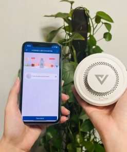 Cảm biến khói thông minh là thiết bị có thể phát hiện khói và gửi cảnh báo nguy cơ cháy về điện thoại di động. Hoạt động trong hệ sinh thái nhà thông minh (smarthome), dữ liệu từ cảm biến báo khói có thể kích hoạt kịch bản phòng cháy thông minh như bật máy bơm, mở van điện, mở rèm, bật còi hú to và gửi cảnh báo qua điện thoại cho những người trong cùng nhà, hoặc cho từng hộ liên gia trong khu phố.