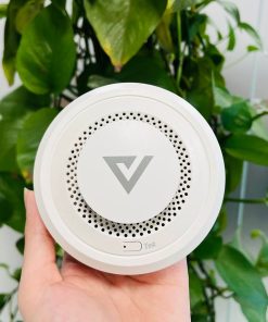 Cảm biến khói thông minh là thiết bị có thể phát hiện khói và gửi cảnh báo nguy cơ cháy về điện thoại di động. Hoạt động trong hệ sinh thái nhà thông minh (smarthome), dữ liệu từ cảm biến báo khói có thể kích hoạt kịch bản phòng cháy thông minh như bật máy bơm, mở van điện, mở rèm, bật còi hú to và gửi cảnh báo qua điện thoại cho những người trong cùng nhà, hoặc cho từng hộ liên gia trong khu phố.