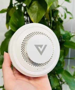 Cảm biến khói thông minh là thiết bị có thể phát hiện khói và gửi cảnh báo nguy cơ cháy về điện thoại di động. Hoạt động trong hệ sinh thái nhà thông minh (smarthome), dữ liệu từ cảm biến báo khói có thể kích hoạt kịch bản phòng cháy thông minh như bật máy bơm, mở van điện, mở rèm, bật còi hú to và gửi cảnh báo qua điện thoại cho những người trong cùng nhà, hoặc cho từng hộ liên gia trong khu phố.