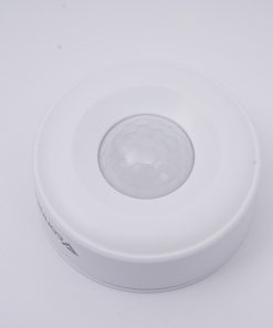 Cảm biến chuyển động (Motion sensor) là gì? Cảm biến chuyển động có chức năng phát hiện được chuyển động của người/vật trong phạm vi vùng quét của cảm biến. Từ đó, có thể kết hợp với các thiết bị thông minh khác để tạo ra các kịch bản tự động thông minh. Ví dụ như tự động bật đèn sáng khi ban đêm phát hiện chuyển động của người di chuyển vào vùng quét.