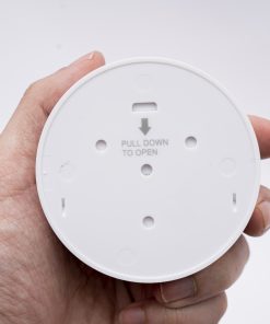 Cảm biến chuyển động (Motion sensor) là gì? Cảm biến chuyển động có chức năng phát hiện được chuyển động của người/vật trong phạm vi vùng quét của cảm biến. Từ đó, có thể kết hợp với các thiết bị thông minh khác để tạo ra các kịch bản tự động thông minh. Ví dụ như tự động bật đèn sáng khi ban đêm phát hiện chuyển động của người di chuyển vào vùng quét.
