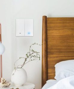 CÔNG TẮC KHÔNG DÂY VCONNEX hay còn được gọi là công tắc ngữ cảnh dùng nguồn pin và truyền tín hiệu bằng sóng không dây. Thiết bị này không hoạt động độc lập, mà kết nối với các thiết bị thông minh khác trong hệ sinh thái Vconnex để điều khiển kịch bản, ngữ cảnh tiện lợi. Chủ nhà chỉ cần bấm nút trên công tắc là có thể kích hoạt các kịch bản nhà thông minh được thiết lập trước đó trên ứng dụng di động.