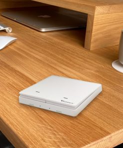 CÔNG TẮC KHÔNG DÂY VCONNEX hay còn được gọi là công tắc ngữ cảnh dùng nguồn pin và truyền tín hiệu bằng sóng không dây. Thiết bị này không hoạt động độc lập, mà kết nối với các thiết bị thông minh khác trong hệ sinh thái Vconnex để điều khiển kịch bản, ngữ cảnh tiện lợi. Chủ nhà chỉ cần bấm nút trên công tắc là có thể kích hoạt các kịch bản nhà thông minh được thiết lập trước đó trên ứng dụng di động.