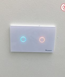 Công tắc thông minh là thiết bị có thể thay thế công tắc thường, giúp kết nối các thiết bị điện trong nhà như đèn điện, tivi, điều hòa, bình nước nóng, rèm cửa… Từ đó, người dùng có thể điều khiển từ xa, hẹn giờ, bật/tắt, cài đặt ngữ cảnh tự động bằng điện thoại di động và giọng nói dù ở bất cứ đâu chỉ cần có kết nối internet