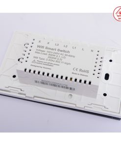 Công tắc thông minh là thiết bị có thể thay thế công tắc thường, giúp kết nối các thiết bị điện trong nhà như đèn điện, tivi, điều hòa, bình nước nóng, rèm cửa… Từ đó, người dùng có thể điều khiển từ xa, hẹn giờ, bật/tắt, cài đặt ngữ cảnh tự động bằng điện thoại di động và giọng nói dù ở bất cứ đâu chỉ cần có kết nối internet