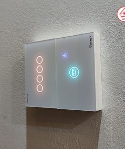 Công tắc thông minh là thiết bị có thể thay thế công tắc thường, giúp kết nối các thiết bị điện trong nhà như đèn điện, tivi, điều hòa, bình nước nóng, rèm cửa… Từ đó, người dùng có thể điều khiển từ xa, hẹn giờ, bật/tắt, cài đặt ngữ cảnh tự động bằng điện thoại di động và giọng nói dù ở bất cứ đâu chỉ cần có kết nối internet