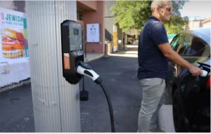 Chính quyền Waverley, vùng ngoại ô bang New South Wales, Úc đã cho lắp đặt thử nghiệm 5 tụ sạc tích hợp trên cột đèn dọc theo đại lộ Glenayr ở Bondi. Theo tờ The Driven, đây có thể là "phố xe điện" đầu tiên ở Úc.